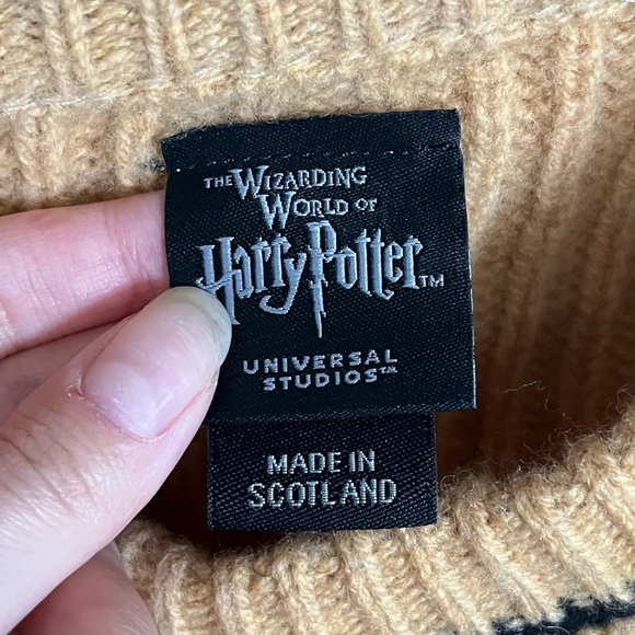 Universal Studios Harry Potter Hufflepuff Quidditch Lambswool Sweater Size Small - Picture 4 of 7